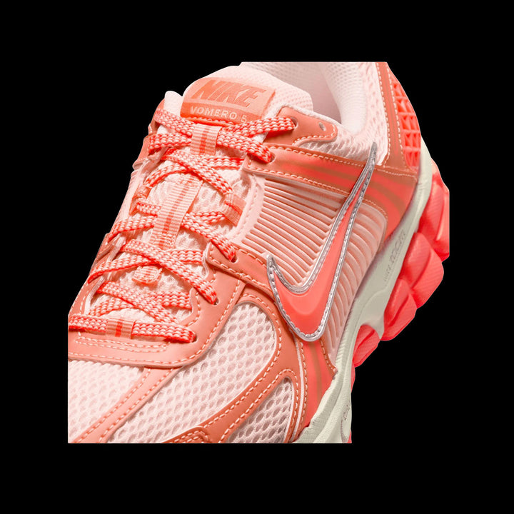 WMNS Nike Zoom Vomero 5 (Crimson Tint/Hot Lava-Orange Pulse-Sail)